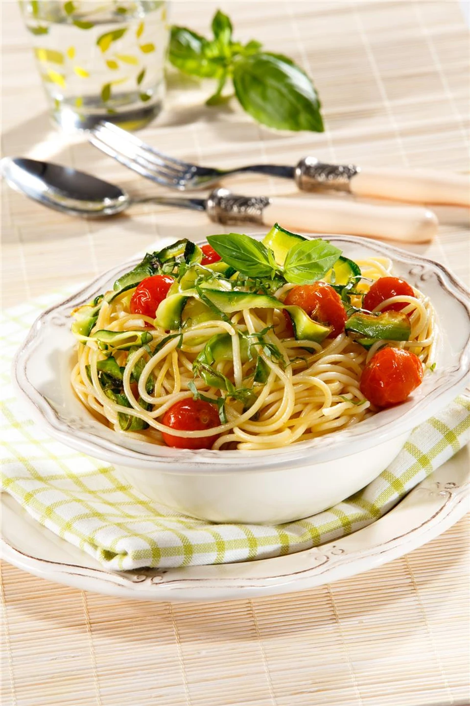 Спагетти. Спагетти с цукини. Макароны с овощами. Спагетти с тушеными овощами.
