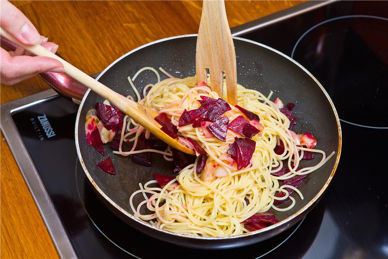 Спагетти со свеклой и брынзой - фото шага 5