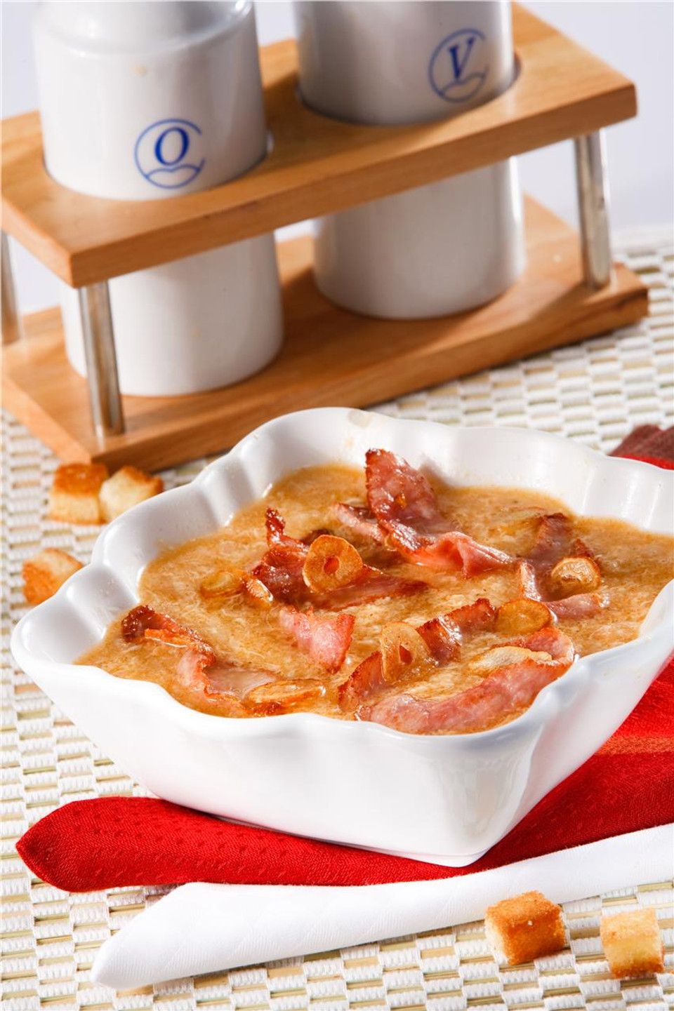 Суп с клецками на заварном тесте с чесноком, тушенкой и картофелем