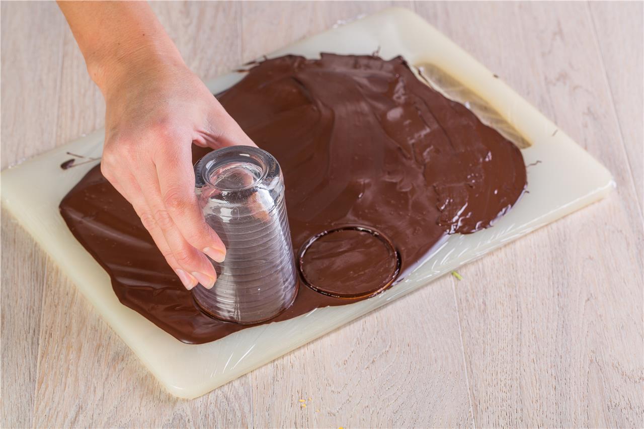 Шоколадный десерт с клубничным джемом - фото шага 1