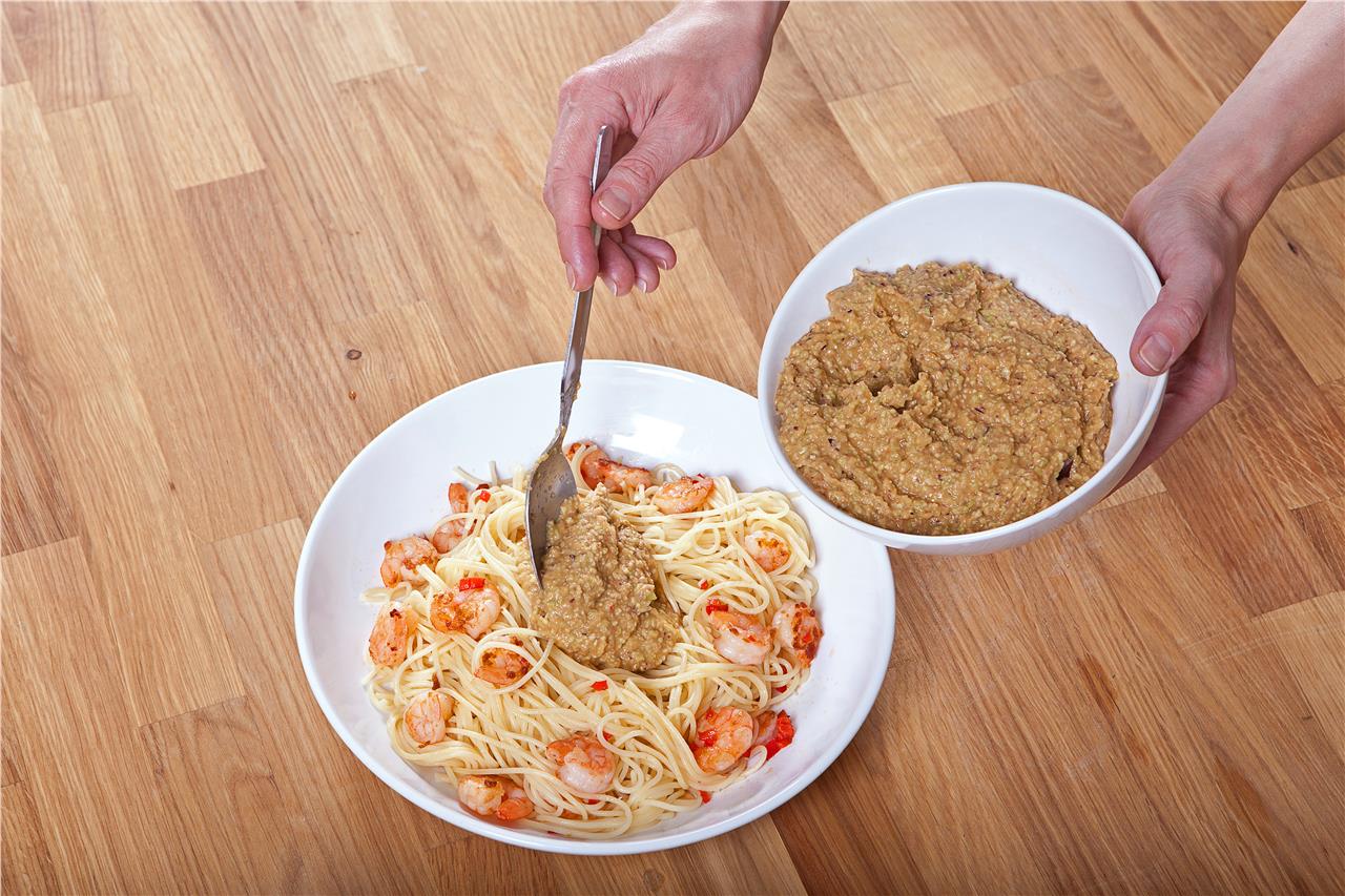 Спагетти с креветками и соусом из авокадо - фото шага 6