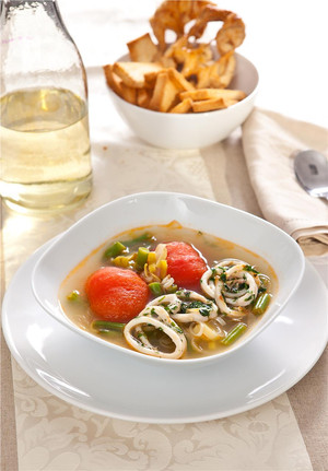 Легкий суп с кальмарами и помидорами