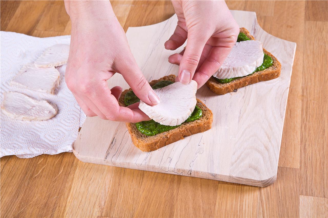  Сэндвич  с зеленым соусом - фото шага 3