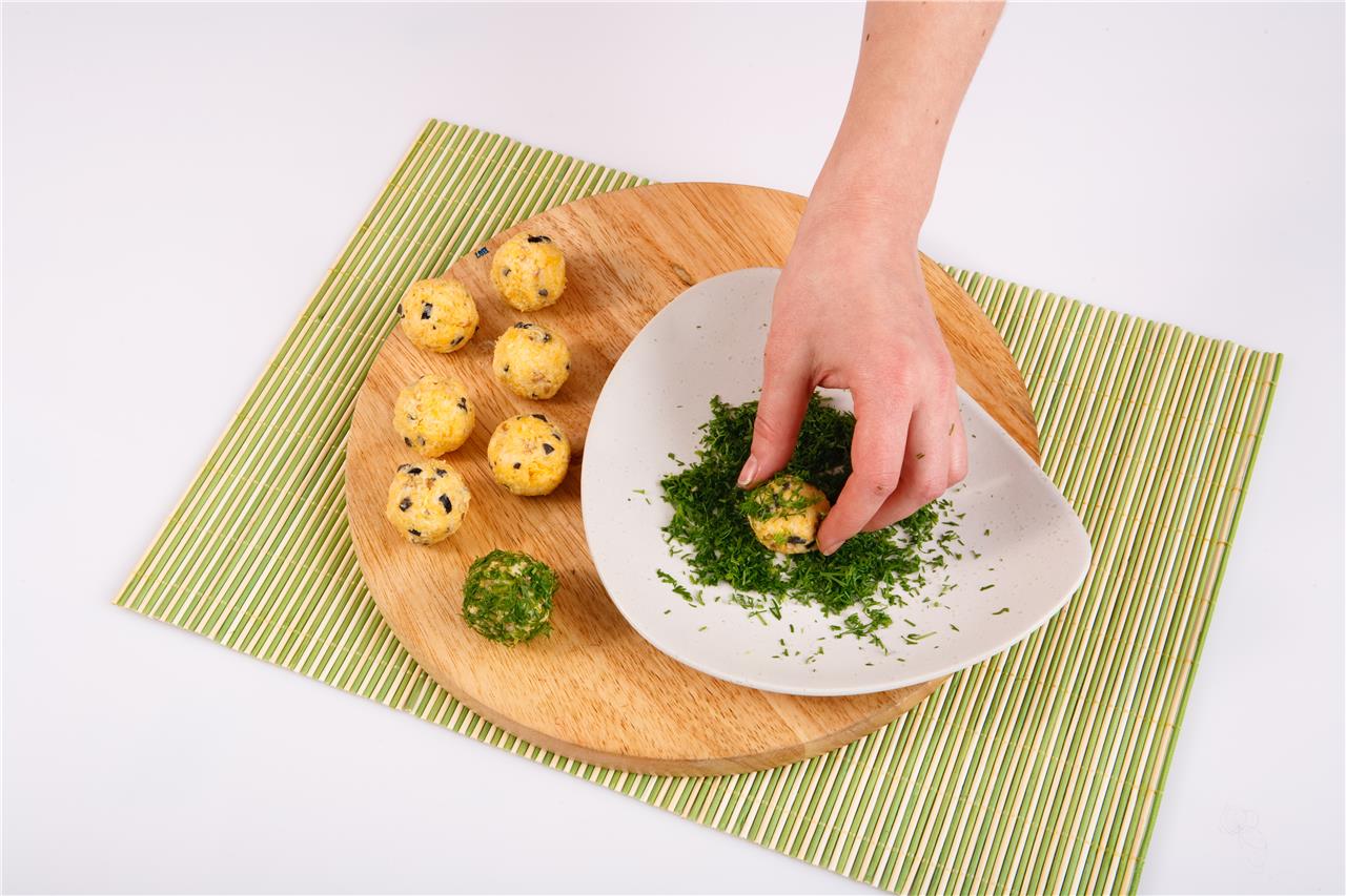 Сырные шарики с маслинами и укропом - фото шага 3