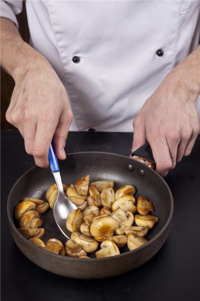 Мастер-класс "Салат с маринованными грибами и перцем" - фото шага 1