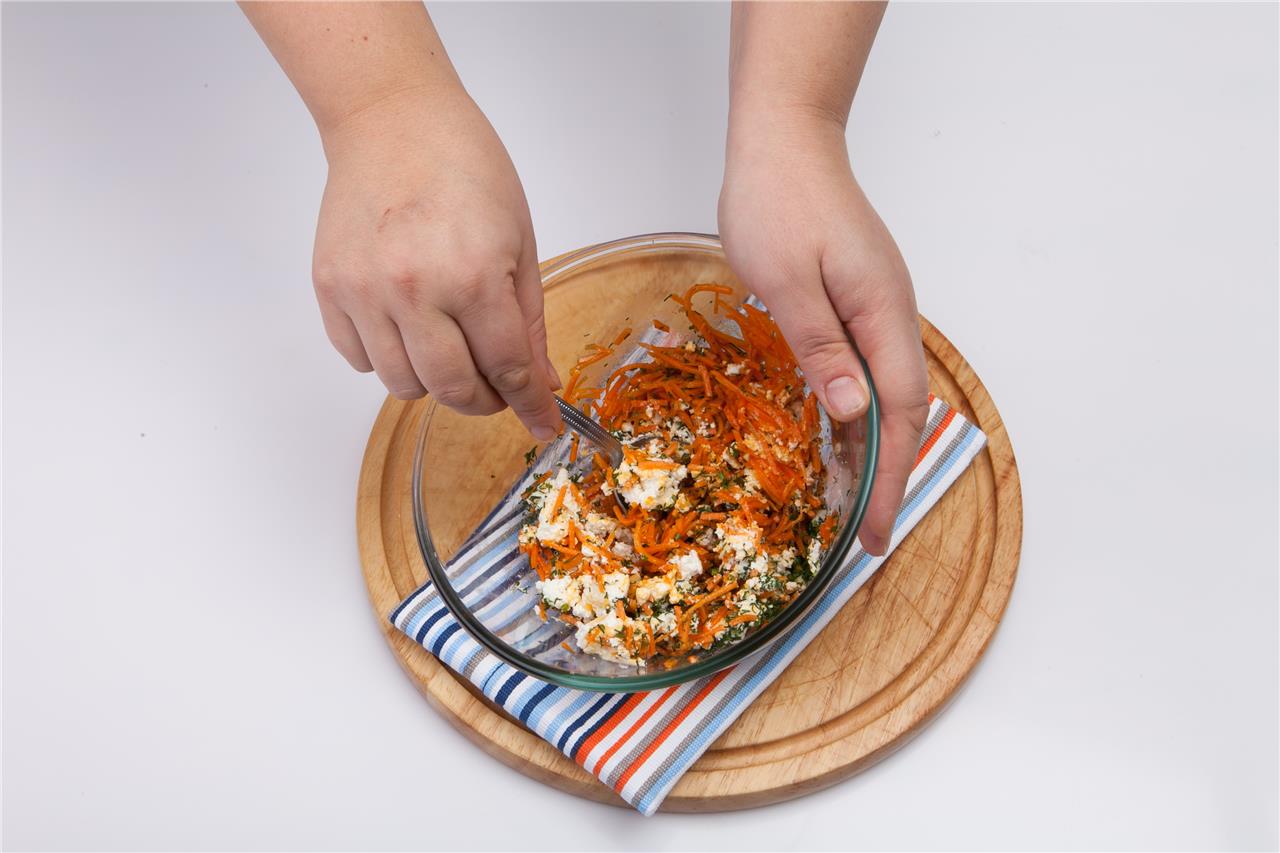 Голубцы с начинкой из сыра и корейской морковки - фото шага 2