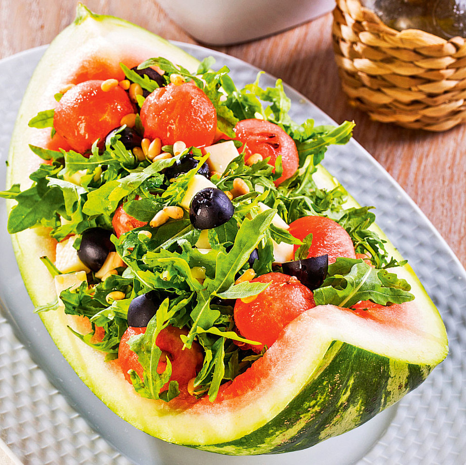 Салат с арбузом и сулугуни: пошаговый рецепт