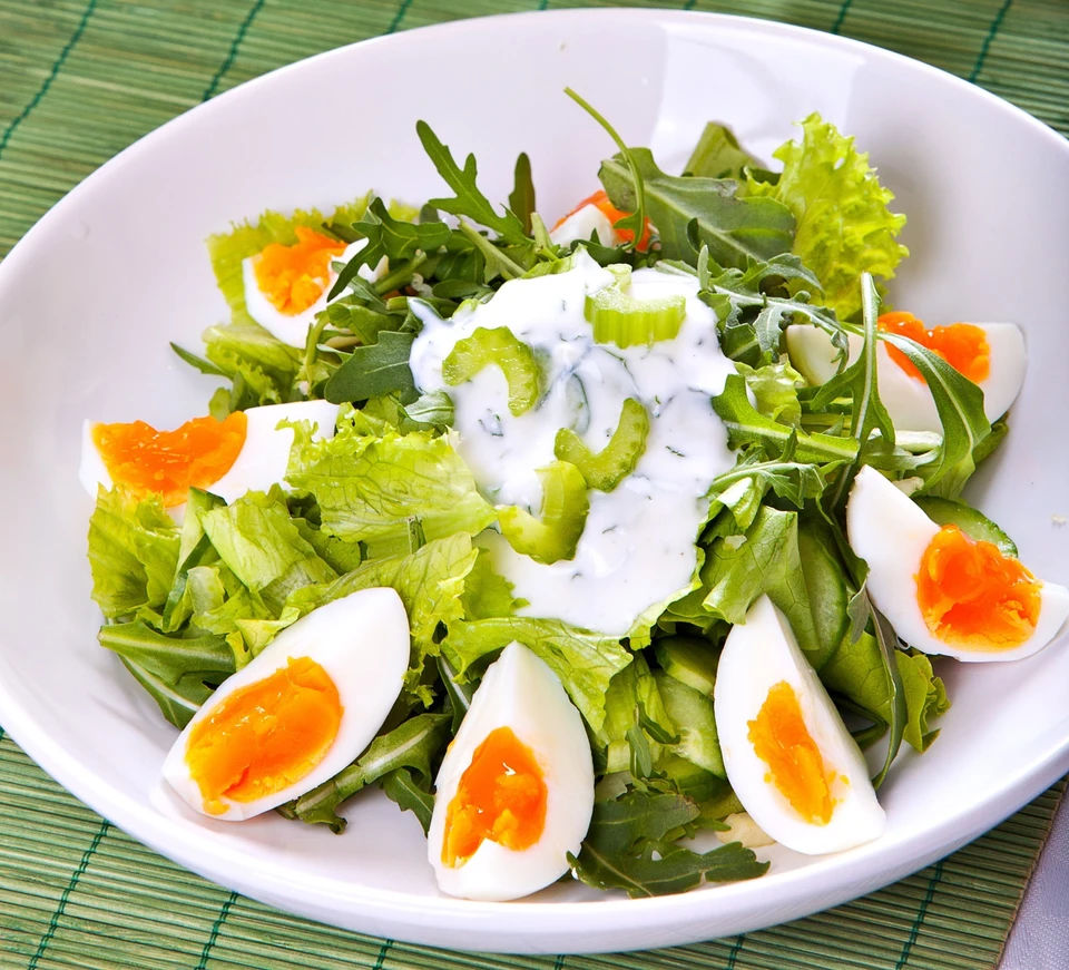 Зеленые овощи рецепты. Салаты. Листья салата. Салат с листьями салата. Зелень для салатов.