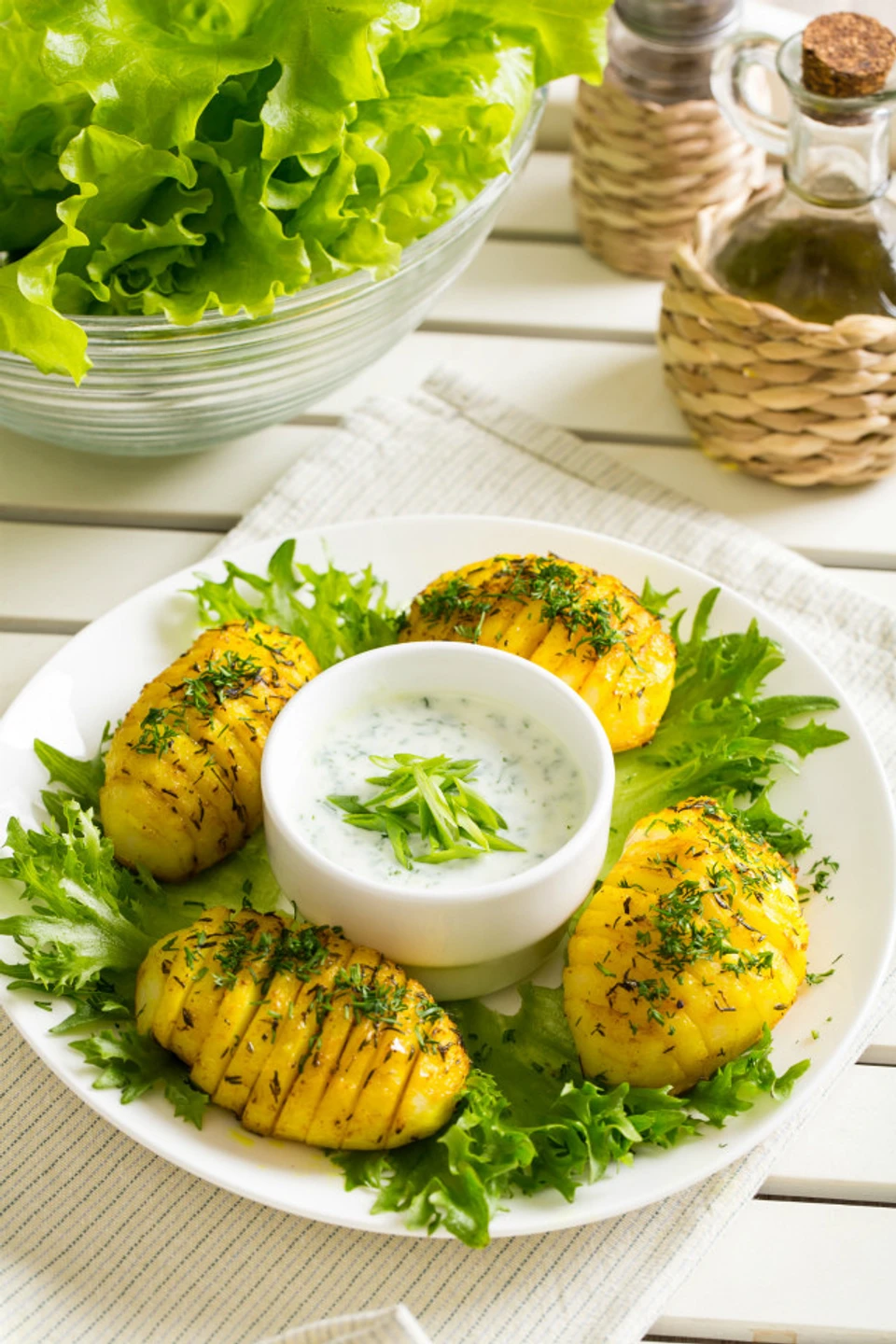 Картошка с зеленью. Картофель запеченный с зеленью. Картофель запеченный с зеленью. Картошка с зеленью и чесноком. Картофель запеченный с зеленью.