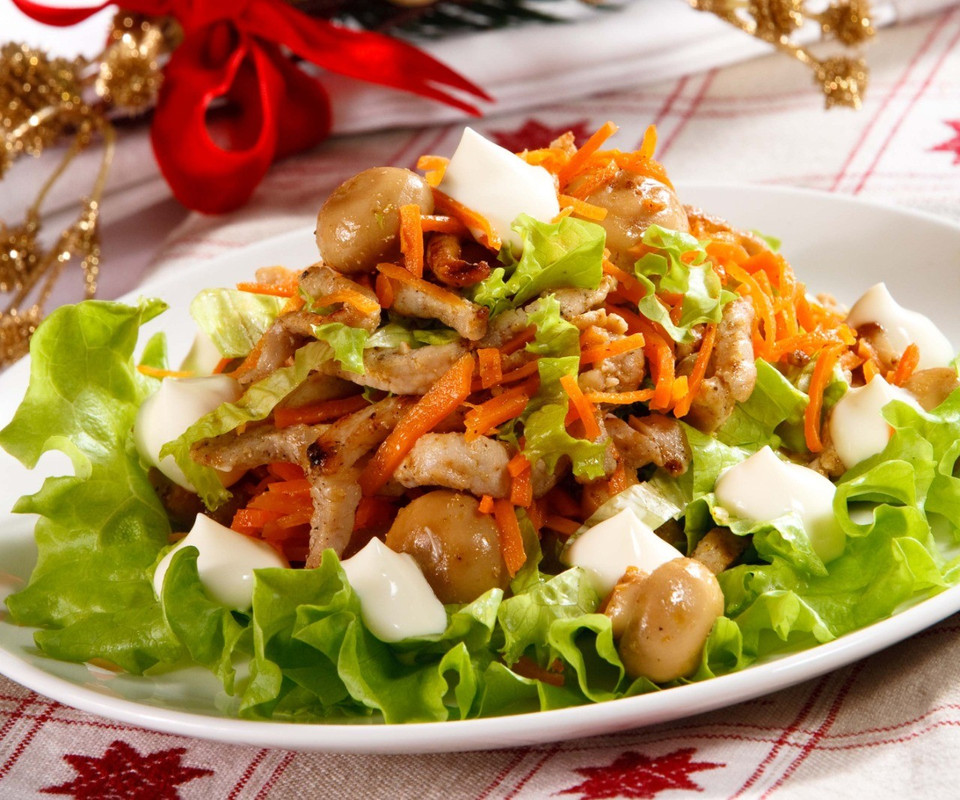 12 салатов для новогоднего стола: лучшие и необычные рецепты
