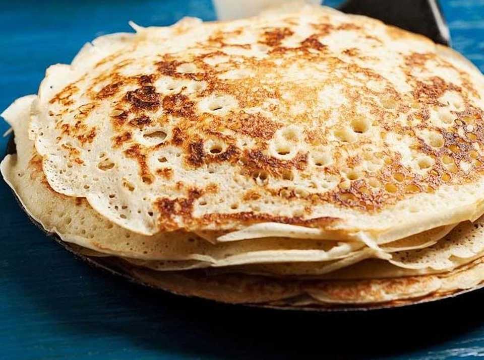 блины на дрожжах. блины дрожжевые на молоке. пышные дрожжевые блины. пышные дрожжевые блины с дырочками. блины на молоке.