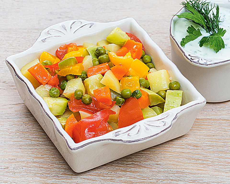 Легкий салат с луком-пореем (фото)