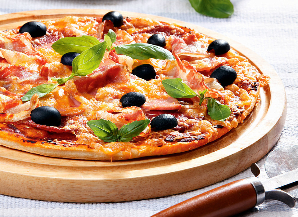Пицца с салями и маслинами