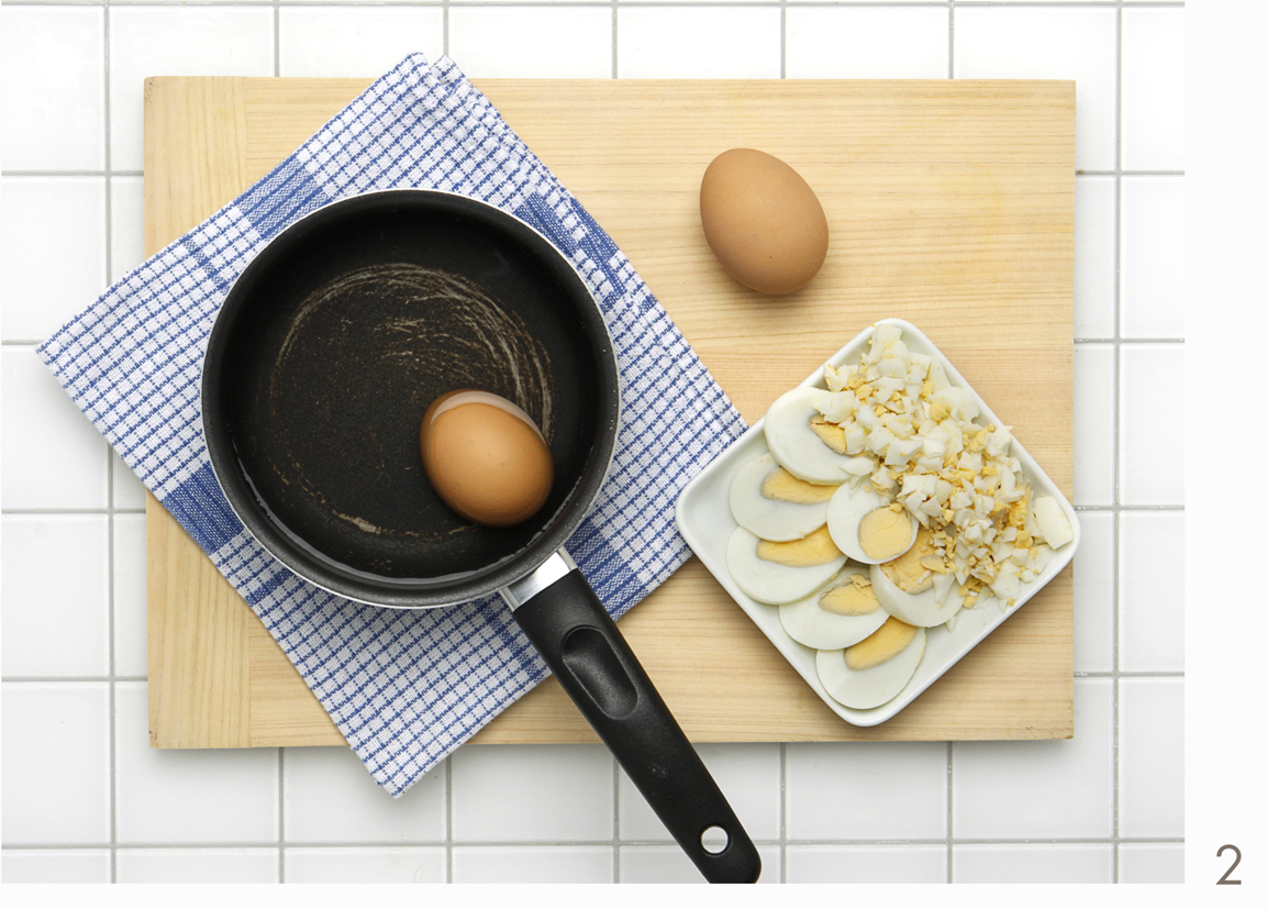 Салат из свежих огурцов, яиц и репчатого лука - фото шага 2