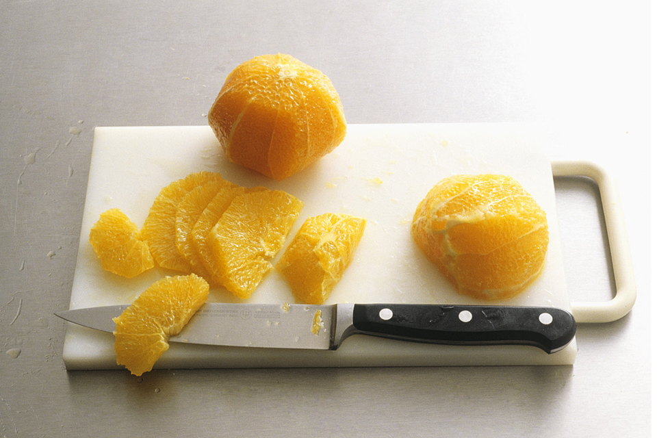 Салат с креветками, апельсинами и сельдереем - фото шага 2