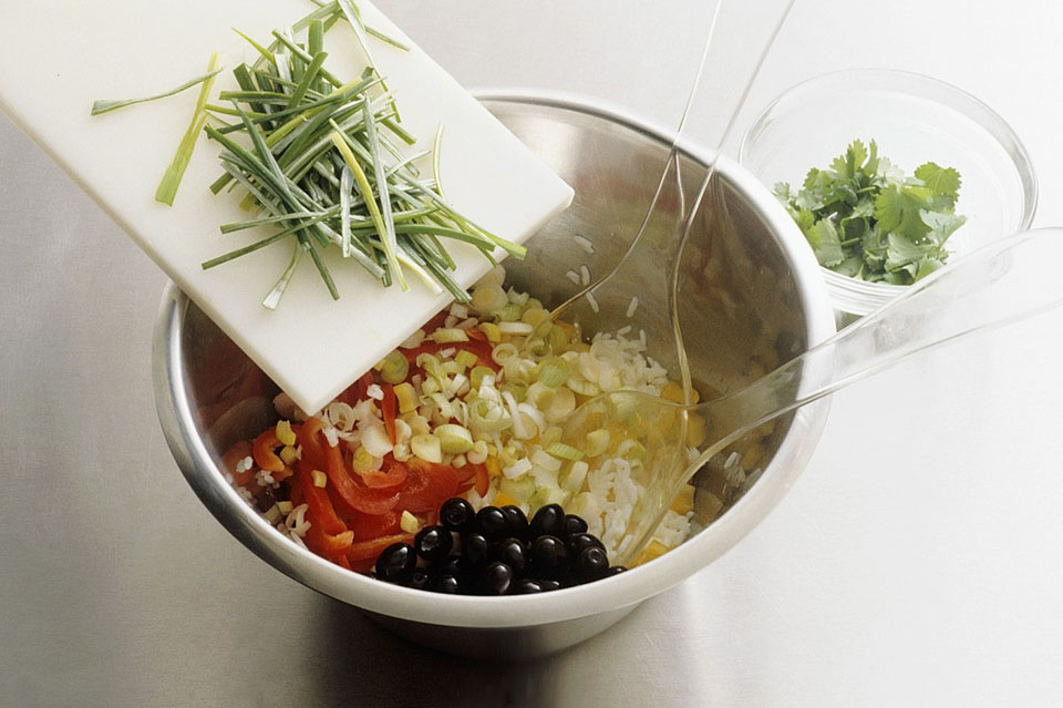 Салат с консервированным тунцом, сладким перцем и длиннозерным рисом - фото шага 6