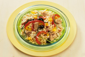 Салат с консервированным тунцом, сладким перцем и длиннозерным рисом