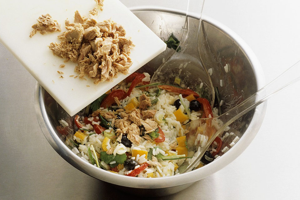 Салат с консервированным тунцом, сладким перцем и длиннозерным рисом - фото шага 7