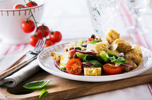 Итальянский хлебный салат c огурцами и помидорами