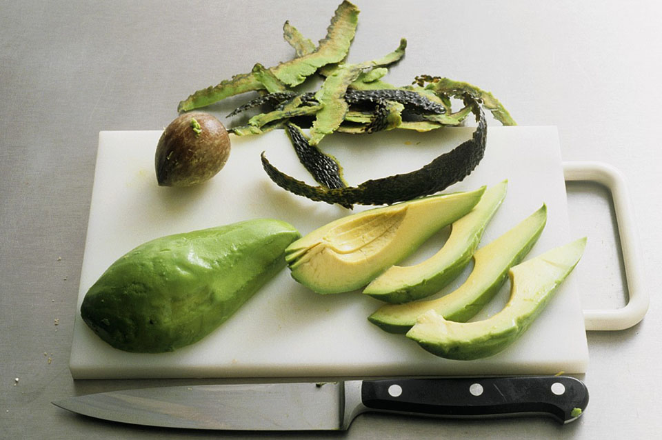 Салат кобб с беконом, куриным филе, авокадо и руколой - фото шага 6