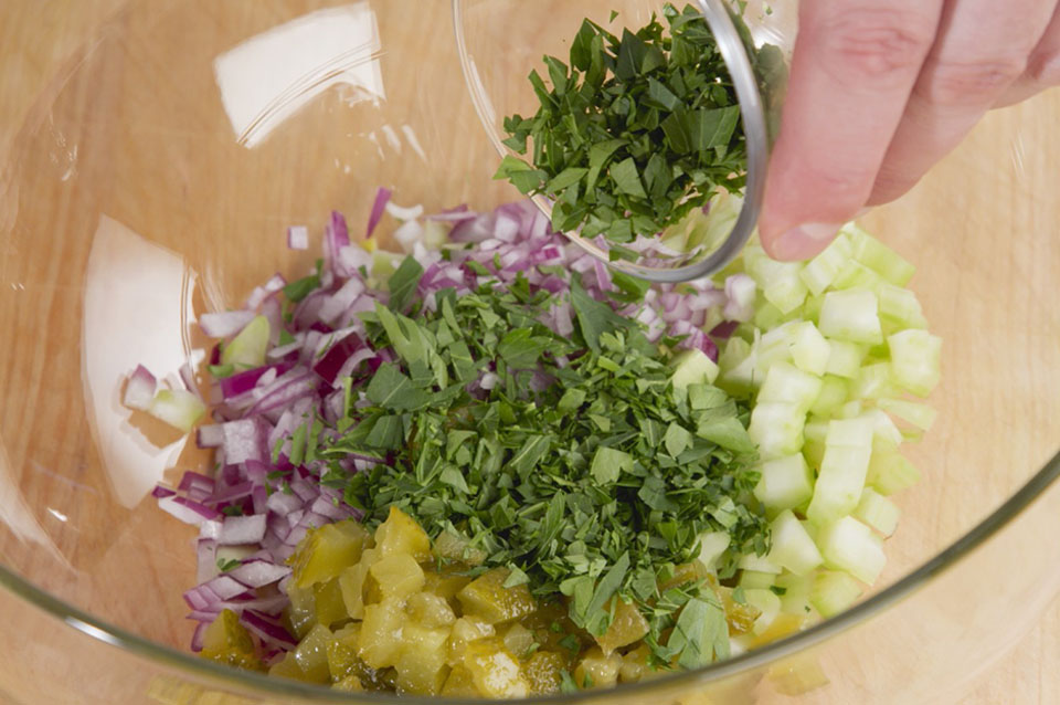 Американский картофельный салат с двумя видами огурцов и красным луком - фото шага 7