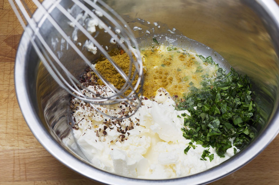 Салат из стейка с жареным луком, сухариками и эстрагоном - фото шага 7