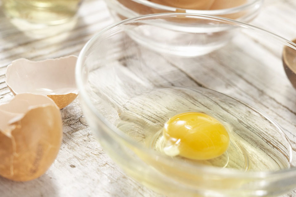 Салат с яйцами пашот, ветчиной, красным луком и маслинами - фото шага 6