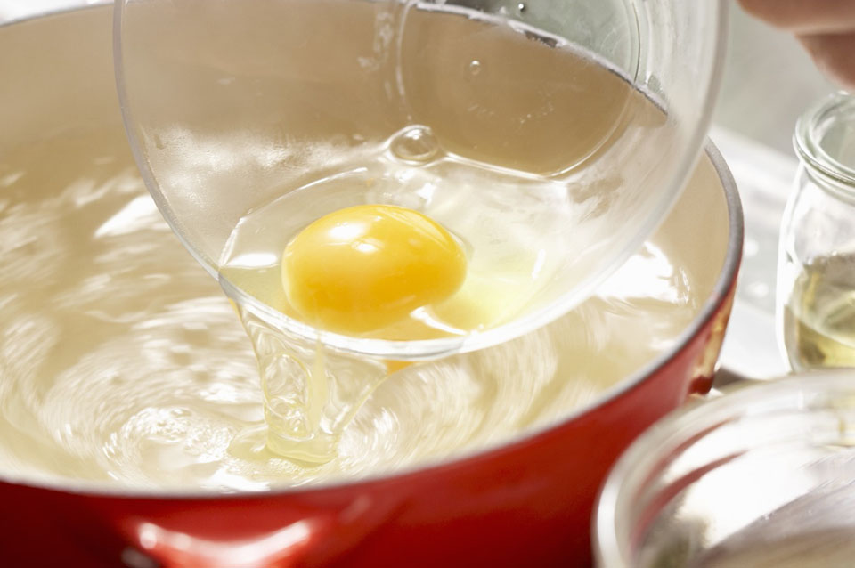 Салат с яйцами пашот, ветчиной, красным луком и маслинами - фото шага 7
