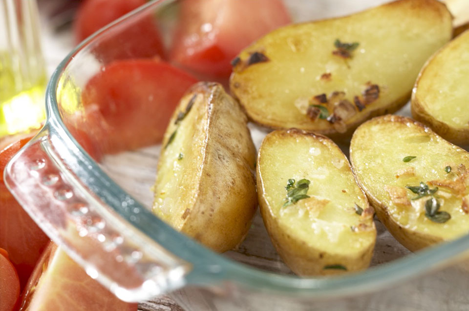 Тунец на гриле с салатом из картофеля и помидоров - фото шага 3