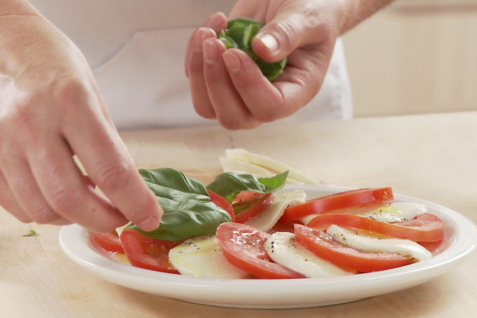 Салат капрезе с помидорами, моцареллой и базиликом - фото шага 7