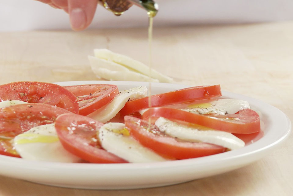 Салат капрезе с помидорами, моцареллой и базиликом - фото шага 6