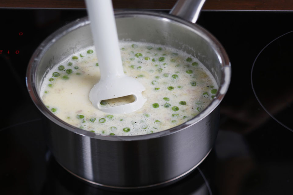 Гороховый суп с беконом и креветками - фото шага 7