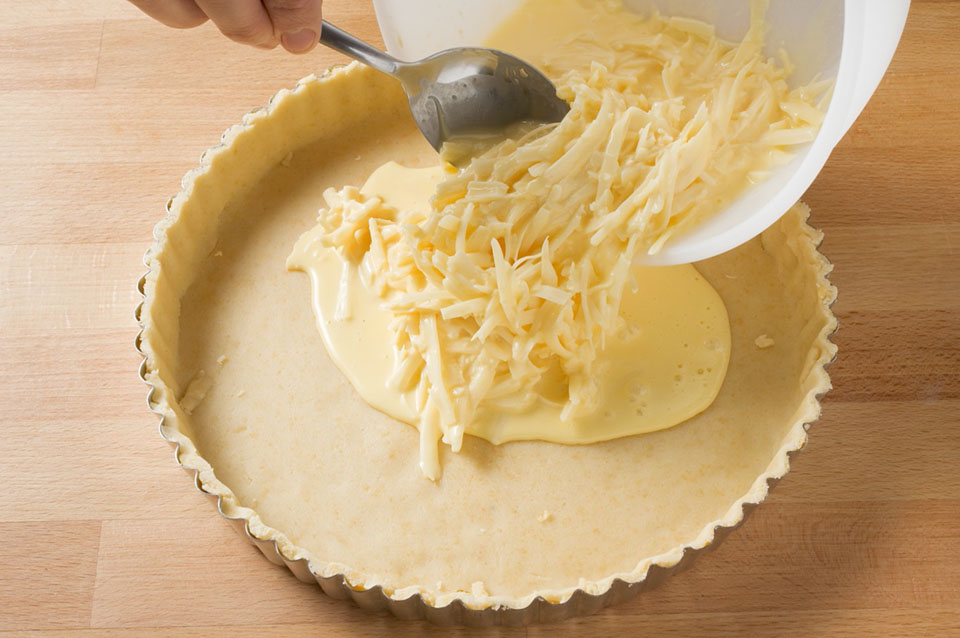 Сырный пирог на песочном тесте - фото шага 7