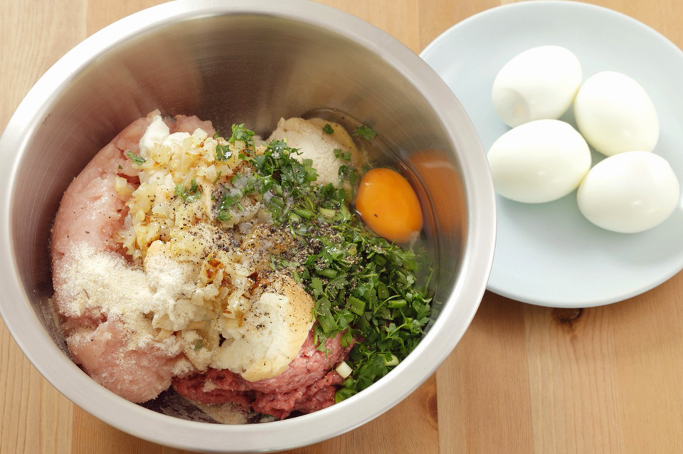 Мясной рулет с яйцом, запеченный в духовке - фото шага 3
