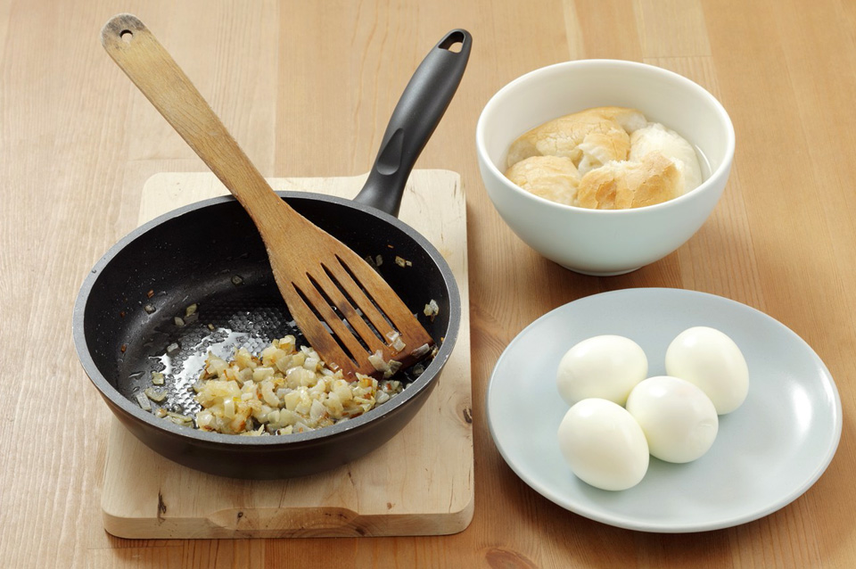 Мясной рулет с яйцом, запеченный в духовке - фото шага 1