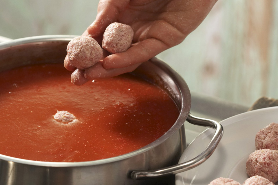 Густой томатный суп с фрикадельками - фото шага 4