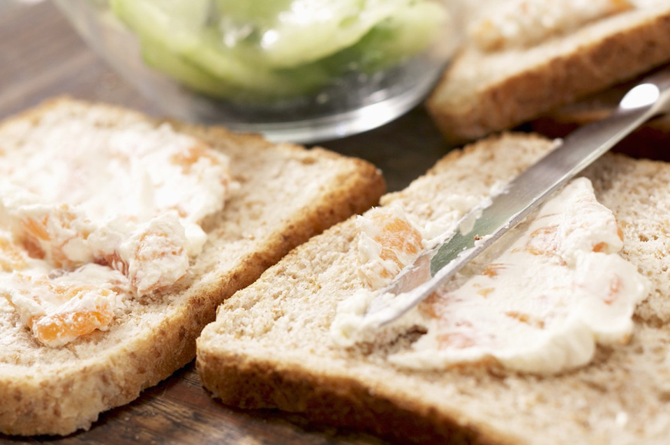 Бутерброды с огурцом и красной рыбой - фото шага 4