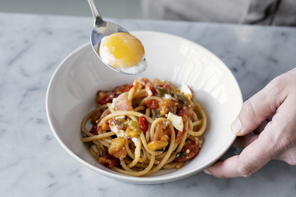 Спагетти с томатным соусом, сладким перцем и яйцом - фото шага 10