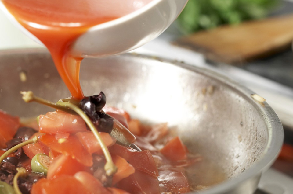 Кальмар с оливками и томатами - фото шага 6