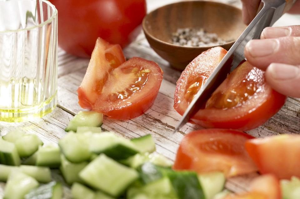 Салат с помидорами и кальмарами - фото шага 4
