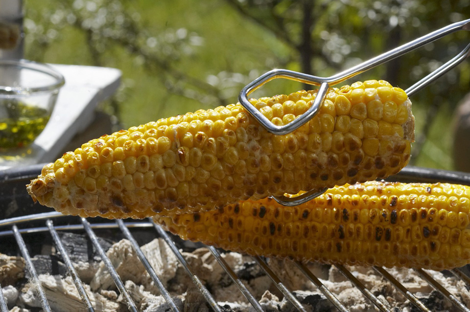Кукуруза на гриле с ароматным маслом - фото шага 6