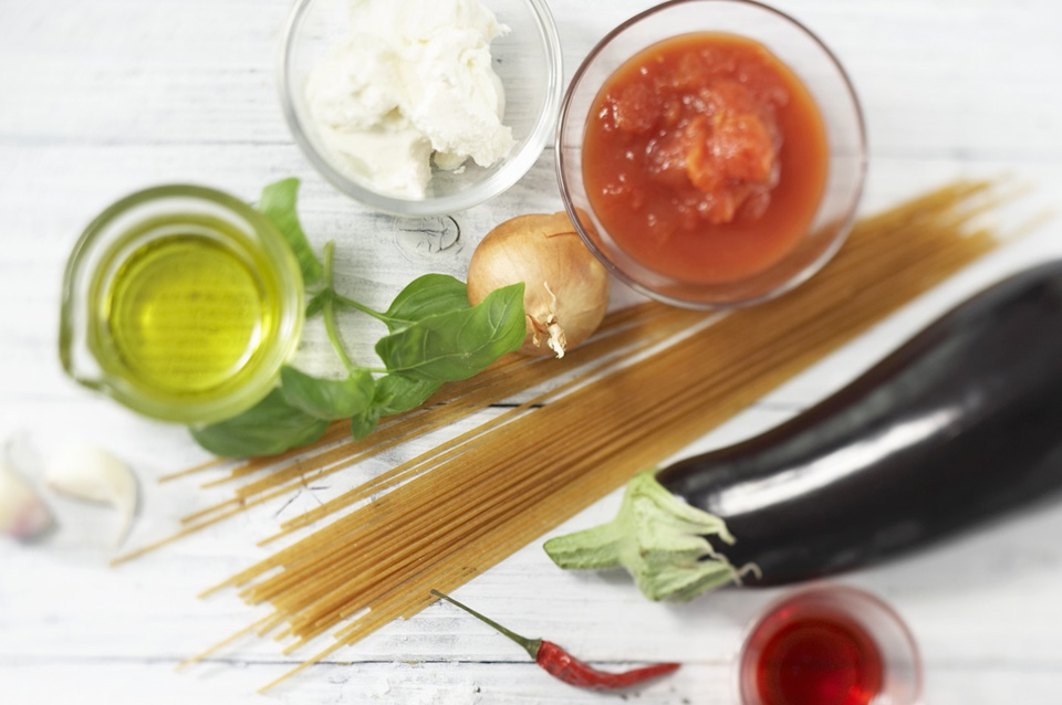 Спагетти с баклажанами и базиликом - фото шага 1