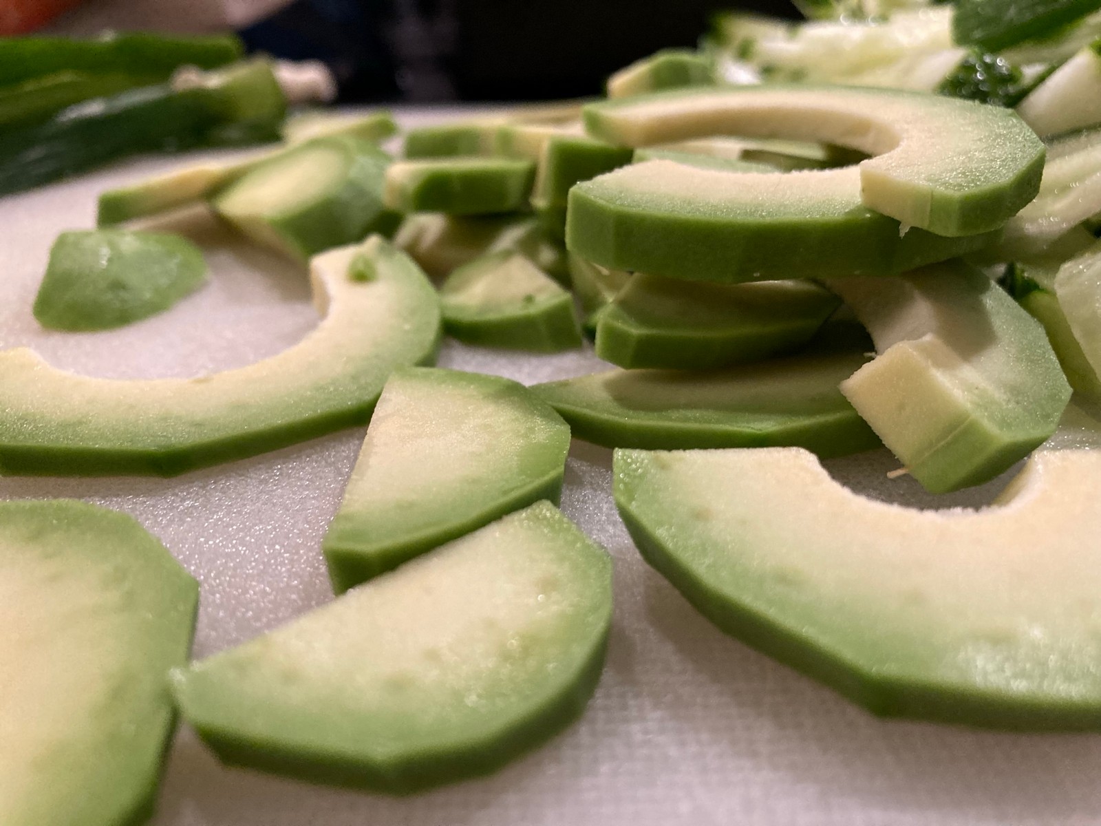 Летний салат с тунцом, авокадо и маслинами - фото шага 3