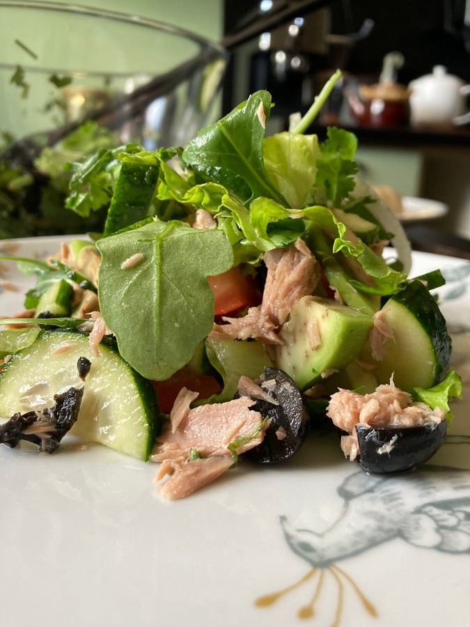 Летний салат с тунцом, авокадо и маслинами - фото шага 6