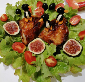 Жареная курица с овощами и маслинами