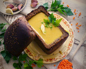 Чечевичный суп-пюре в "хлебной тарелке"