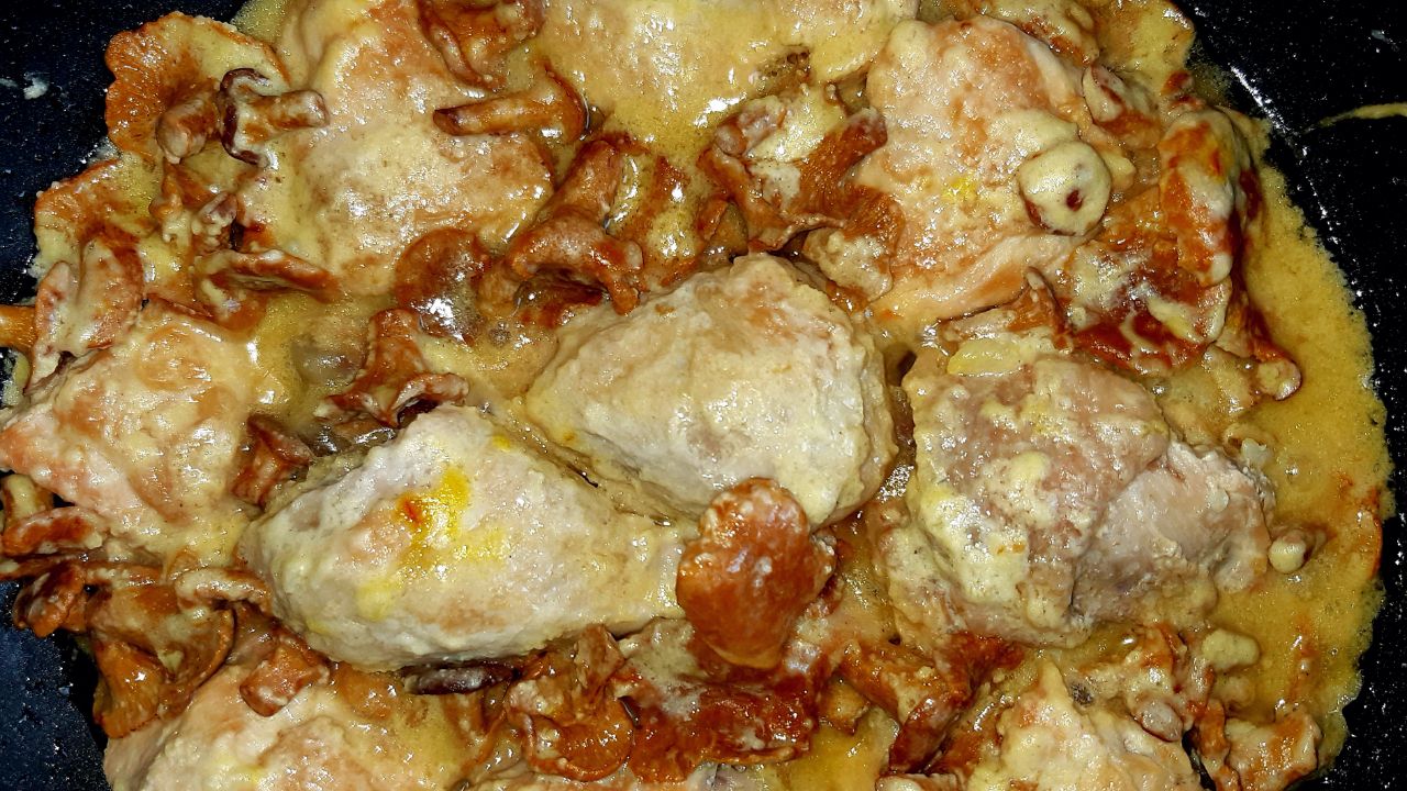 Жареная курица в молочно-чесночном соусе с грибами - фото шага 4