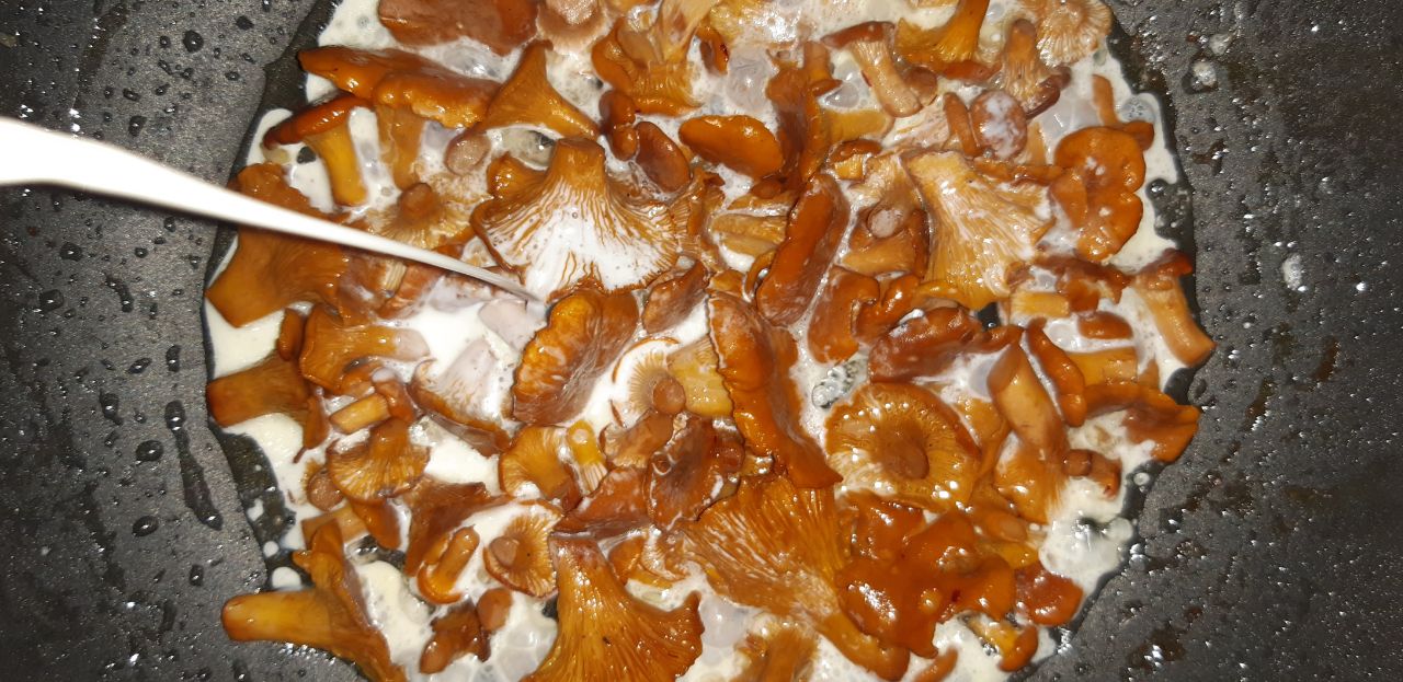 Жареная курица в молочно-чесночном соусе с грибами - фото шага 2