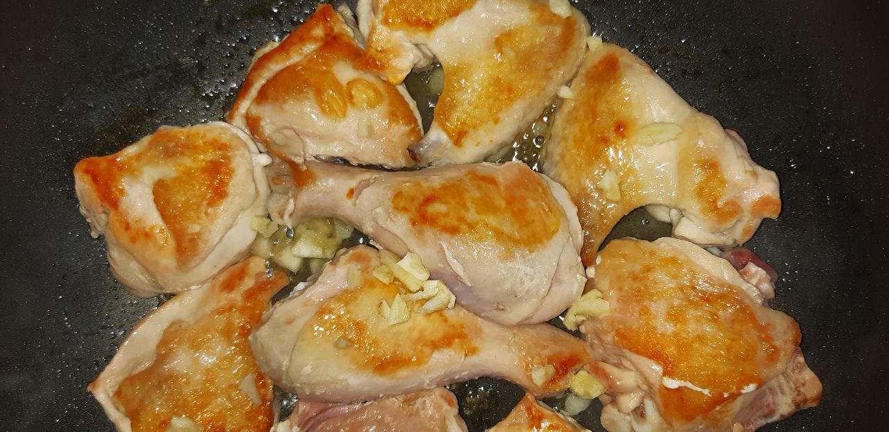 Жареная курица в молочно-чесночном соусе с грибами - фото шага 3